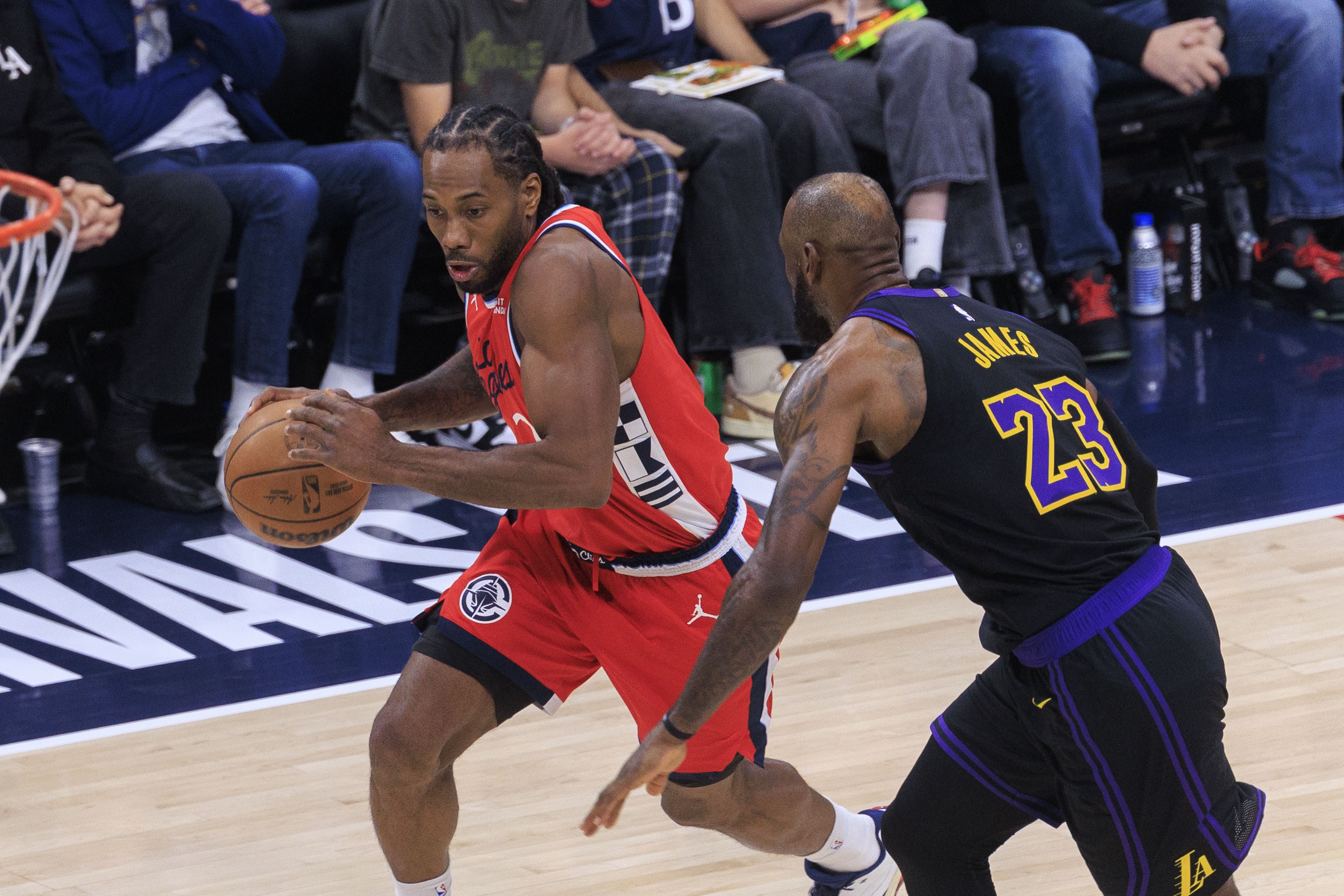 哈登走了 快船还留着伦纳德有何意义？火湖都能不动主力轻松配平